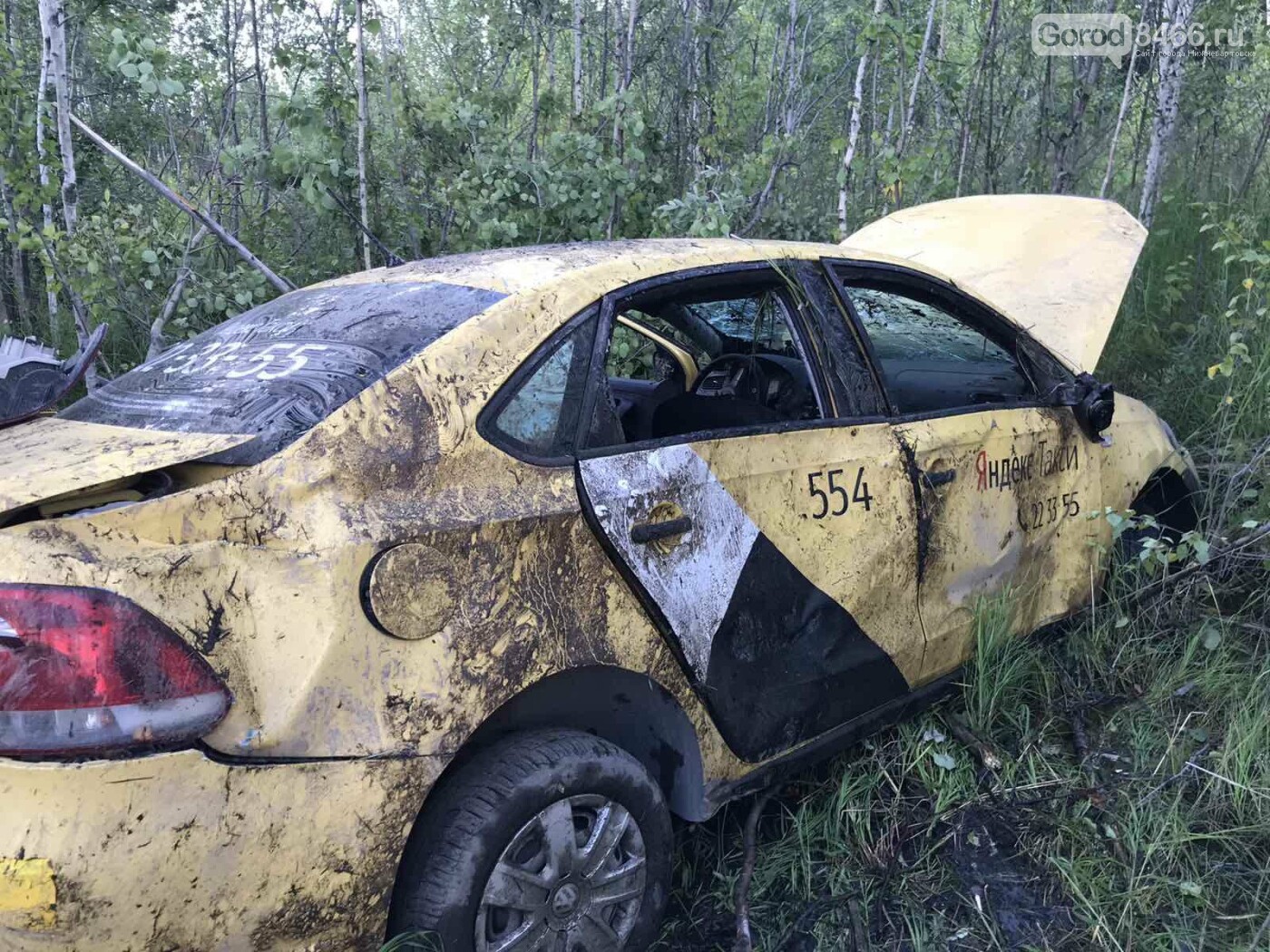 В Нижневартовске пьяный водитель такси улетел в кювет со своей спутницей