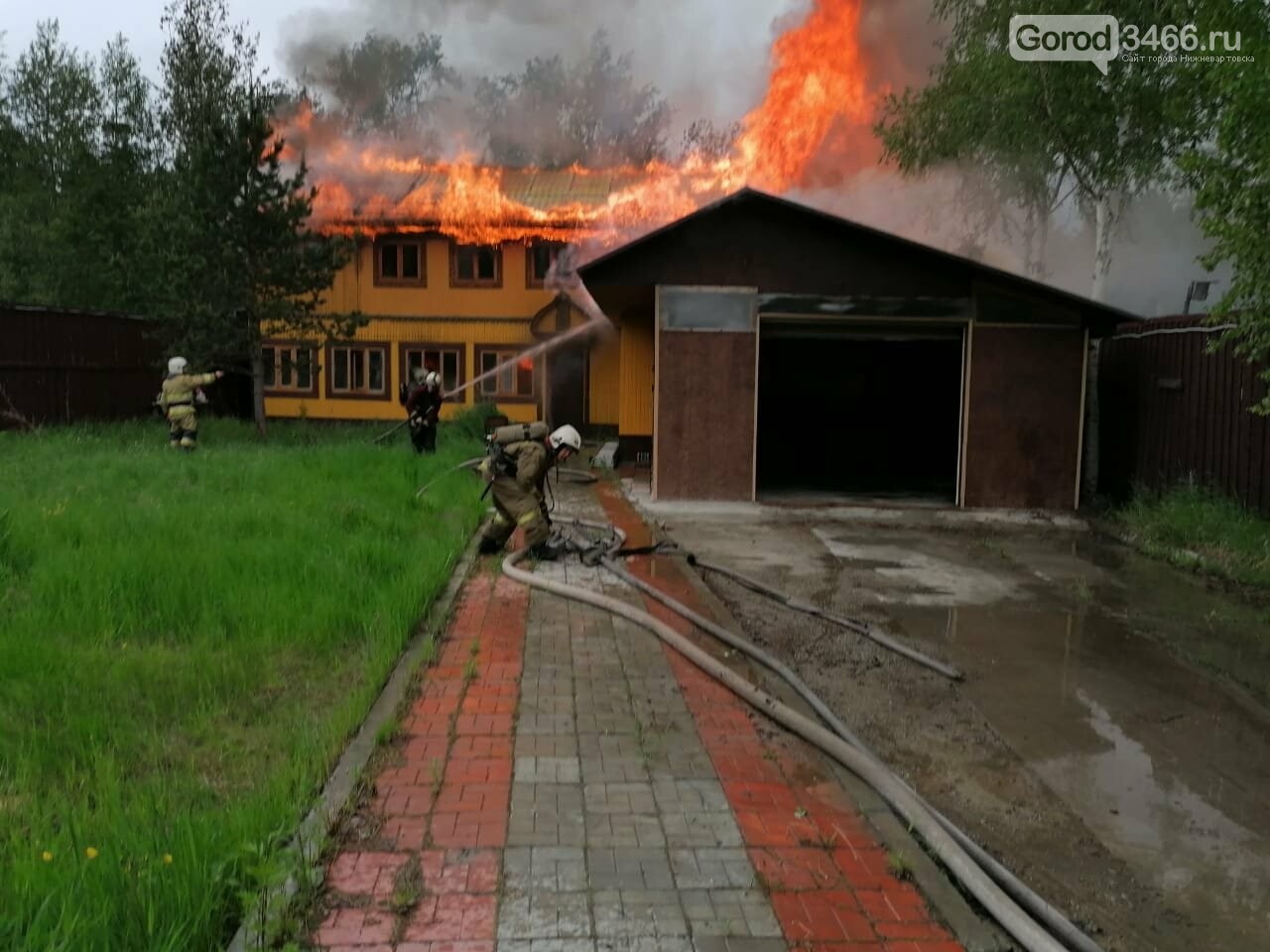 В Нижневартовске сгорел двухэтажный дом и гараж