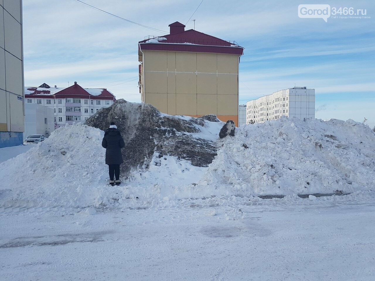 Жители Старого Вартовска вынуждены преодолевать завалы снега