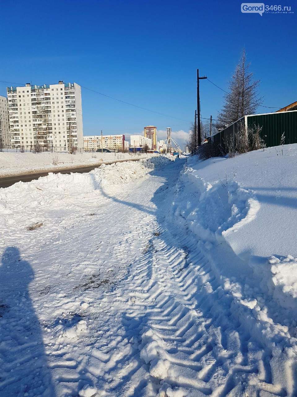 Спустя несколько месяцев тротуар, заваленный снегом, почистили