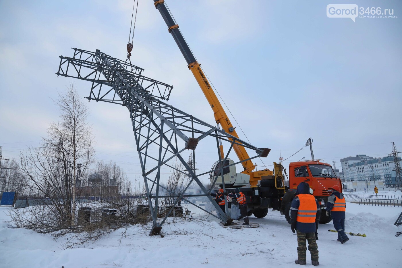 В Нижневартовске демонтируют опоры воздушных линий Электропередач