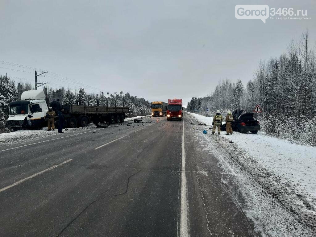 В Нижневартовском районе легковушка влетела в большегруз. Два трупа