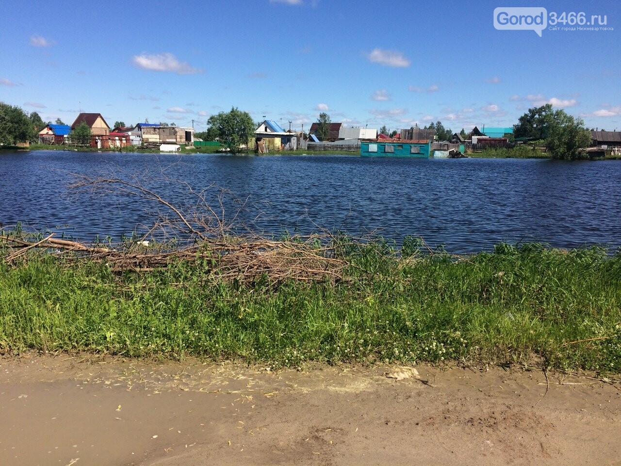 В Нижневартовске в районе РЭБ флота и старого Вартовска топит дачи