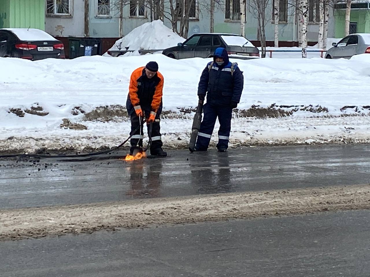 В Нижневартовске устраняют ямы и выбоины для безопасности горожан