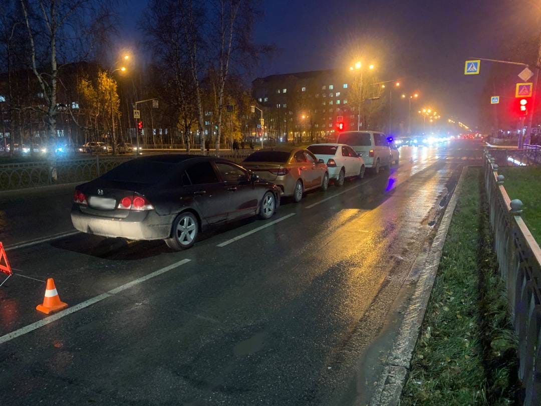 В Нижневартовске водитель без страховки врезался в три автомобиля