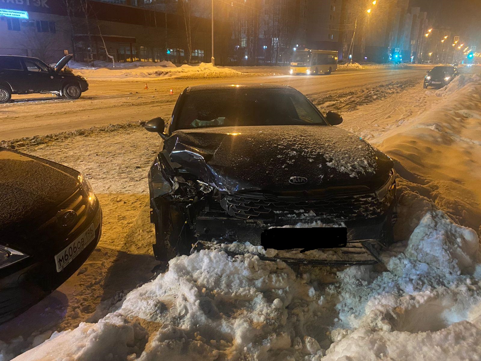 Аварии зимой ночью. Машина на дороге. Сломанная машина. Машины в городе.