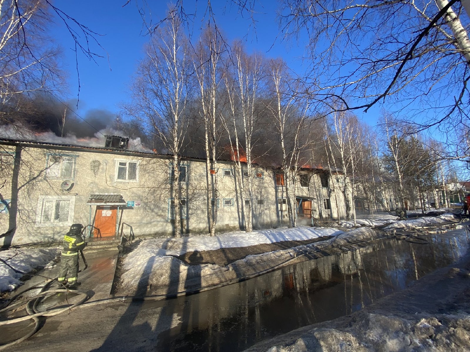 В Нижневартовске произошел пожар в домах 4а и 6а по улице Декабристов