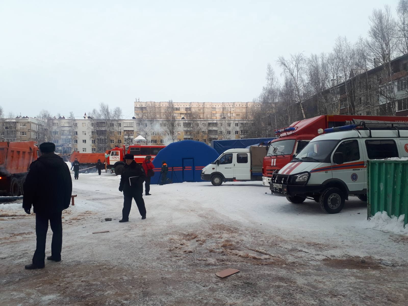 В Нижневартовске спасатели продолжают разбор завалов и проводят минуты  тишины