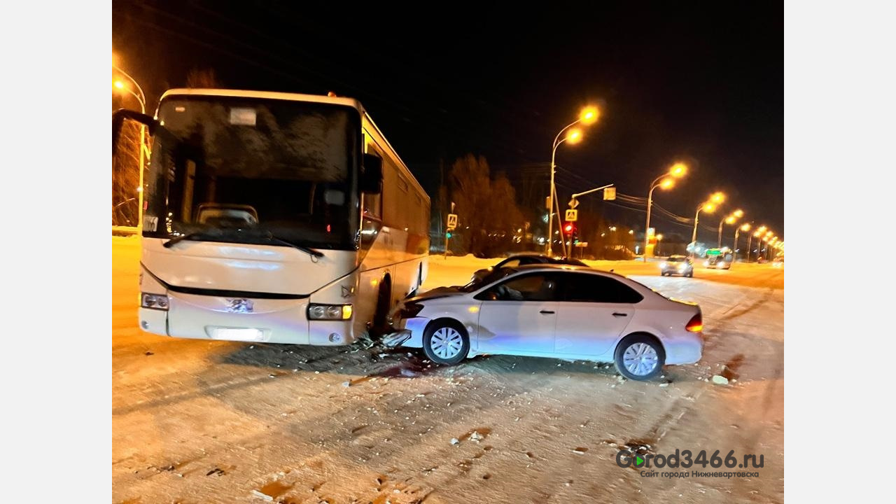 В Нижневартовске автобус попал в ДТП | 23.12.2022 | Нижневартовск -  БезФормата