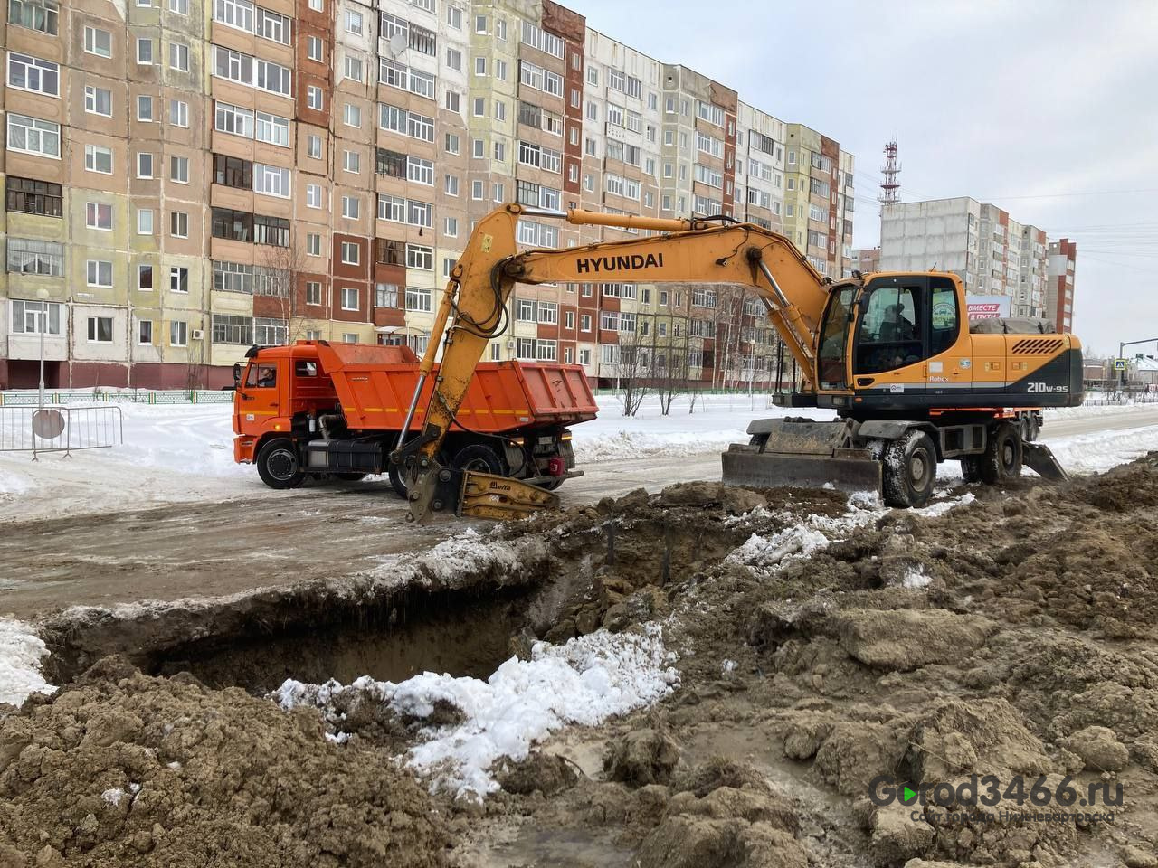 В Нижневартовске рабочие устранили порыв на Интернациональной