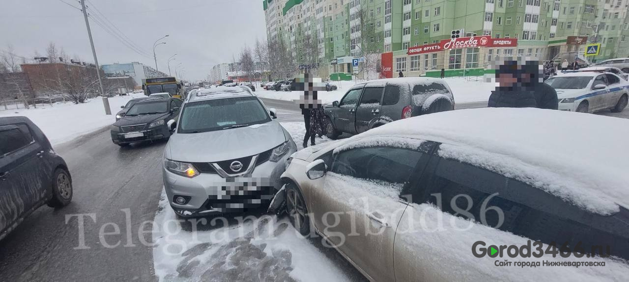 В Нижневартовске в массовом ДТП пострадал водитель