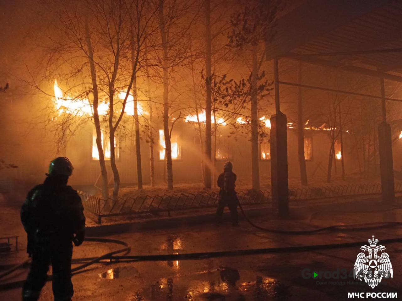 В Нижневартовске на территории ТК произошел крупный пожар