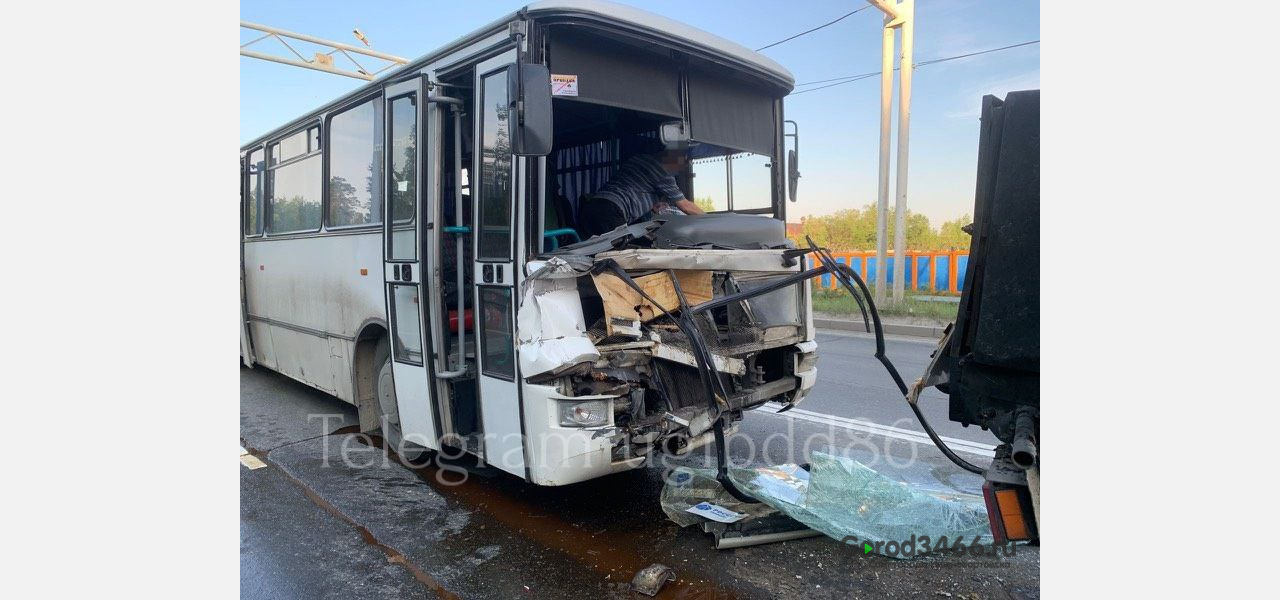 В Нижневартовске пассажирский автобус врезался в автоцистерну. Есть пострадавшие