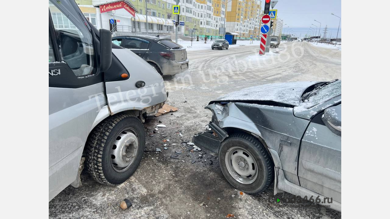 В Нижневартовске произошло ДТП с микроавтобусом | 14.04.2023 | Нижневартовск  - БезФормата